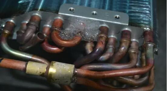 蒸發(fā)器泄露.jpg 蒸發(fā)器泄露.jpg